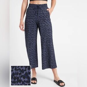 Athleta Blue Patterned Cropped Pants 8T